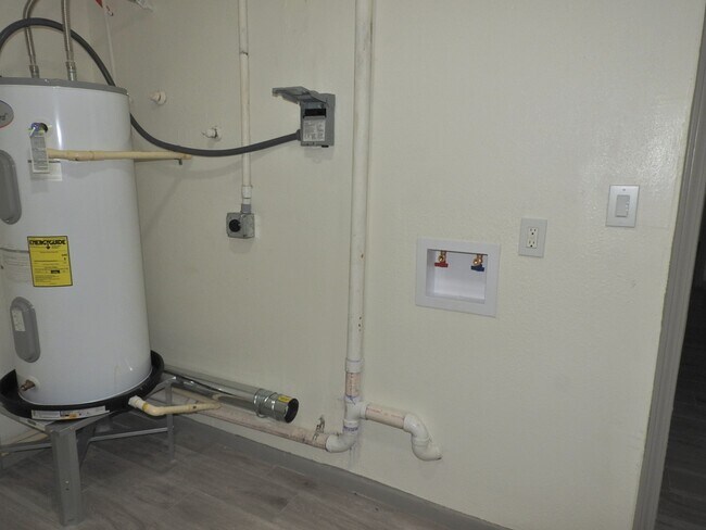 Building Photo - 408 E Coombs St