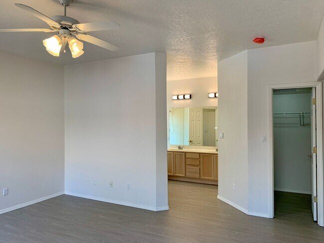 Building Photo - Lovely 3 Bedroom, 2 Bath In The NW!