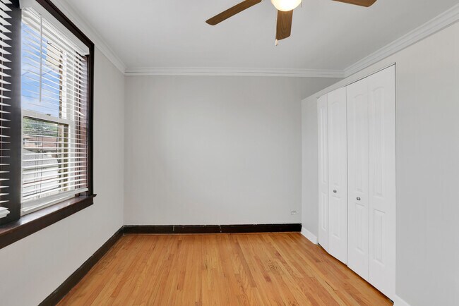 Building Photo - 5544 W Leland Ave