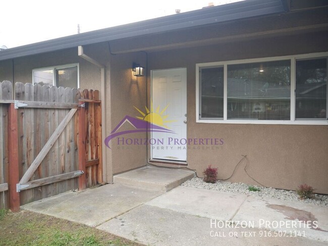 Building Photo - 3 Bed 1 Bath 1,006 sqft Duplex in Fair Oaks