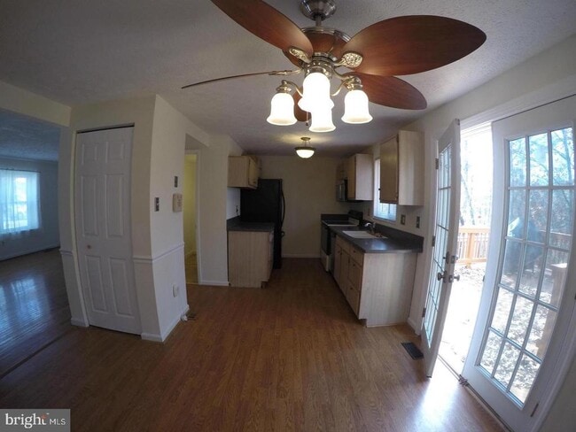 Building Photo - 8112 Parkdale Ct