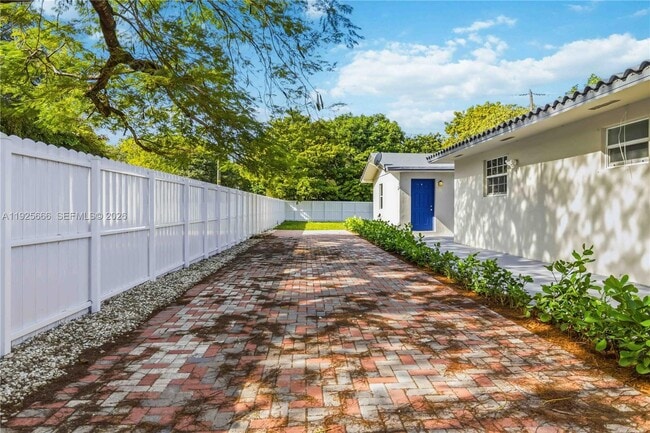 Building Photo - 3240 SW 69th Ave