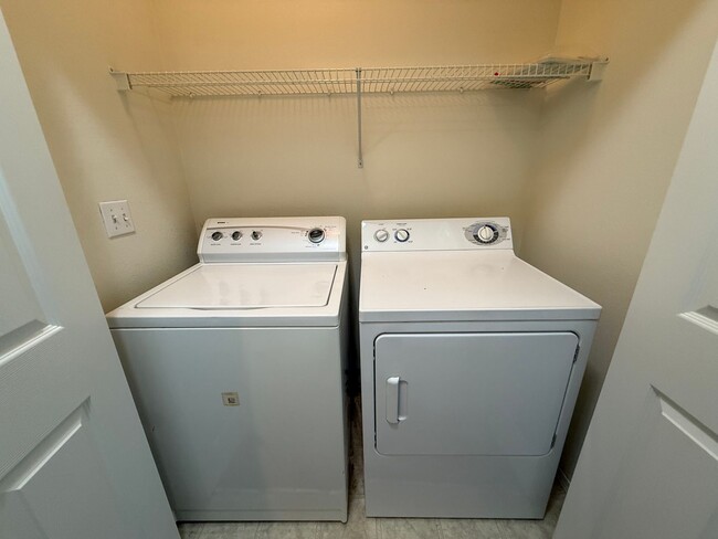 Building Photo - 4 Bed 3 Bath Gated Townhome Near Maplewood Golf