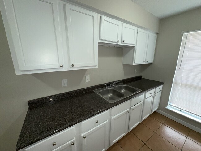 Building Photo - 2118 Thousand Oaks Dr