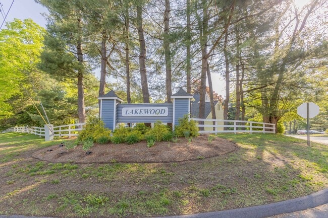 Building Photo - Beautifully Renovated 2 Bed, 2 Bath Coloni...