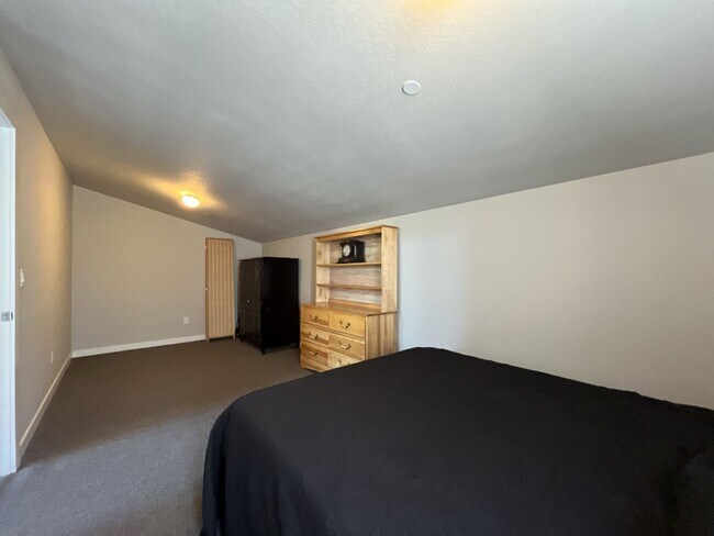 Building Photo - Spacious 2,511 Sq Ft Wilsonville Townhome with Vaulted Loft, Modern Kitchen & Attached Two-Car Ga...