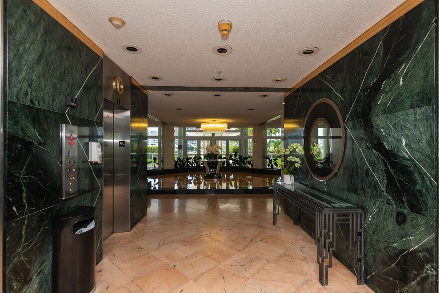Lobby - 900 Bay Dr