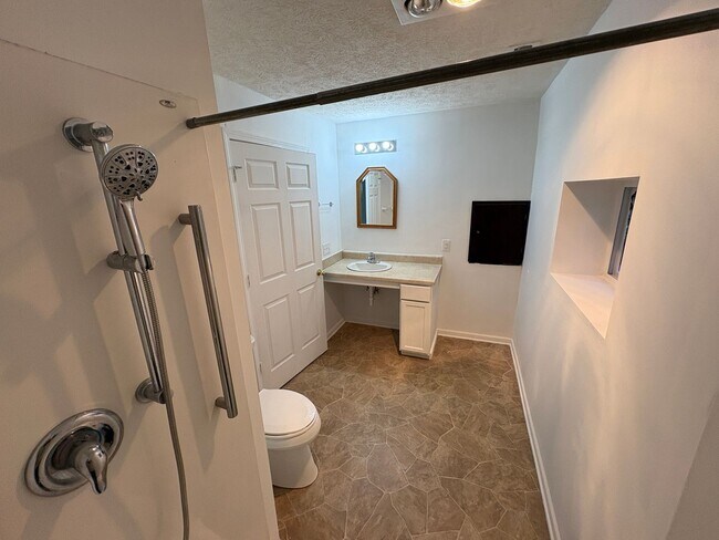 Building Photo - Lovely & Spacious 4-Bed, 2-Bath Single-Family Home Near Everything You Need