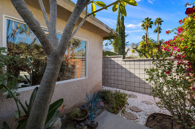 Building Photo - 2055 E Desert Palms Dr