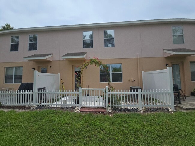 Building Photo - Modern 3 Bedroom 2.5 Bath in Gibsonton