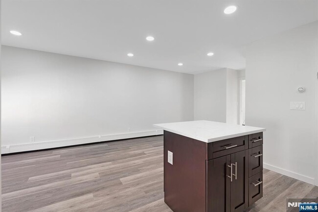 Building Photo - 561 Broad St