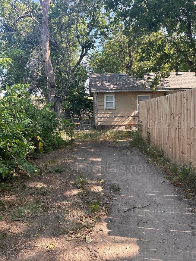 Building Photo - $625 - 1 bed 1 bath - Single Family Home secluded in the back of the main home 742 Hendryx