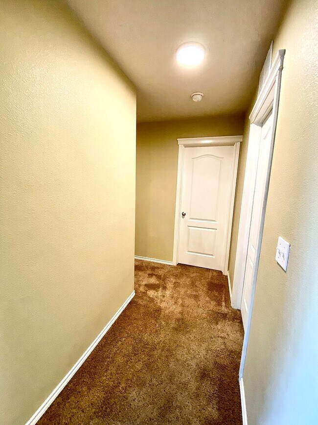 Building Photo - 3 bedroom 2 bath Walking Distance to Sage Valley Middle School