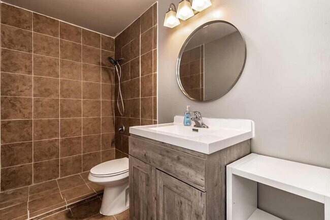 Building Photo - 905 Harbor House Dr. #8
