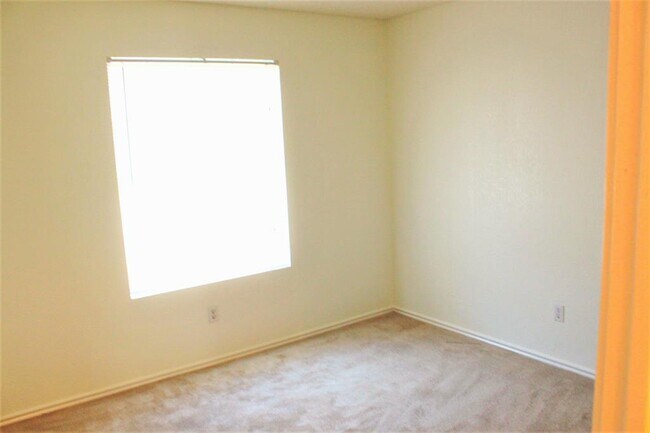 Building Photo - 1008 Disraeli Cir