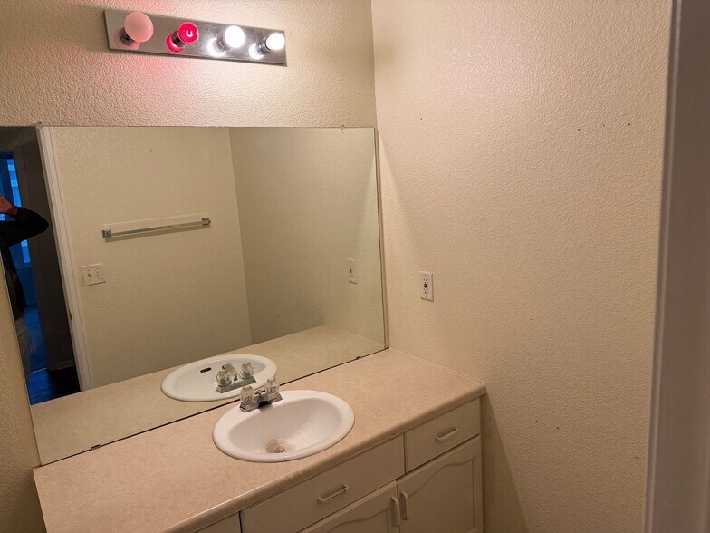 Building Photo - 14343 E 1st Dr