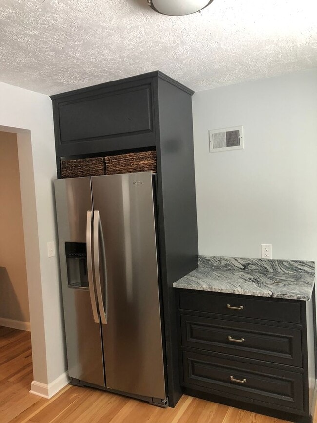 Building Photo - Newly updated 2 bedroom in excellent location!!