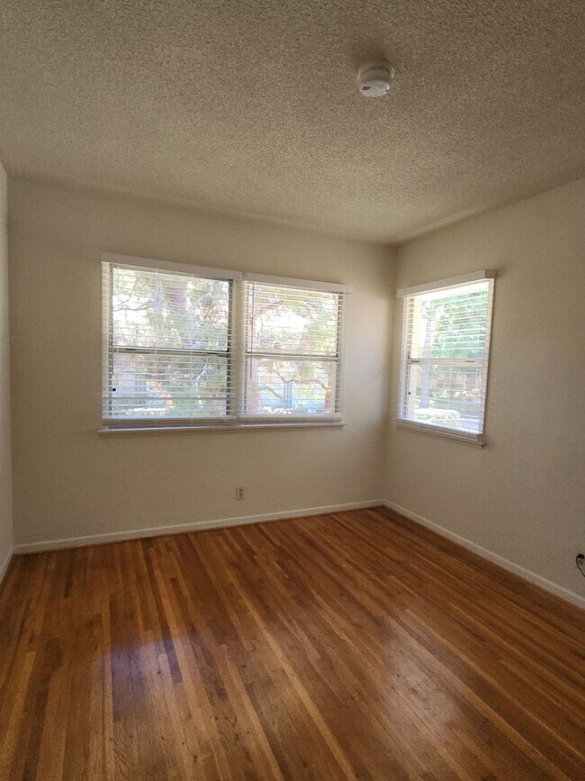Building Photo - 5832 Bowcroft St