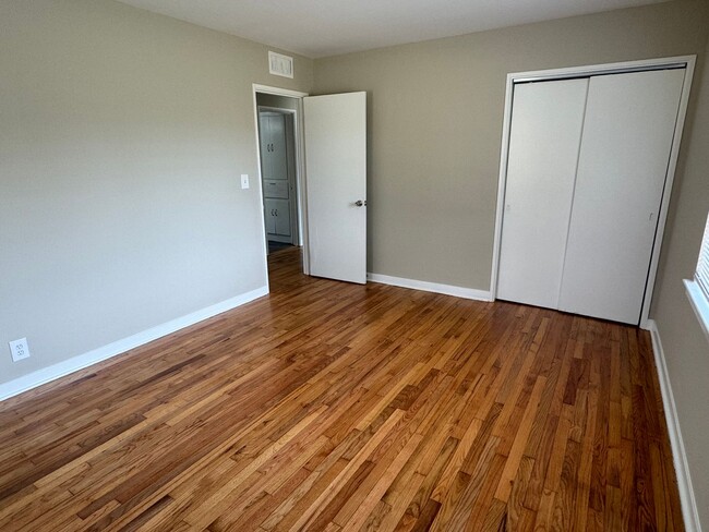 Building Photo - Stunning 3-Bedroom