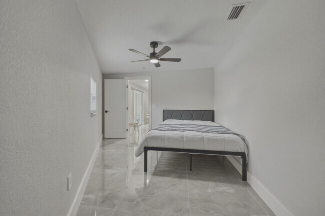 Building Photo - 632 Las Palmas Park