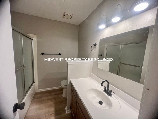 Building Photo - Freshly Updated 2 Bedroom Apartment