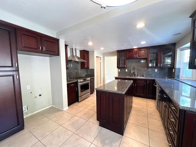 Building Photo - Large 4 bedroom home now available in Walnut