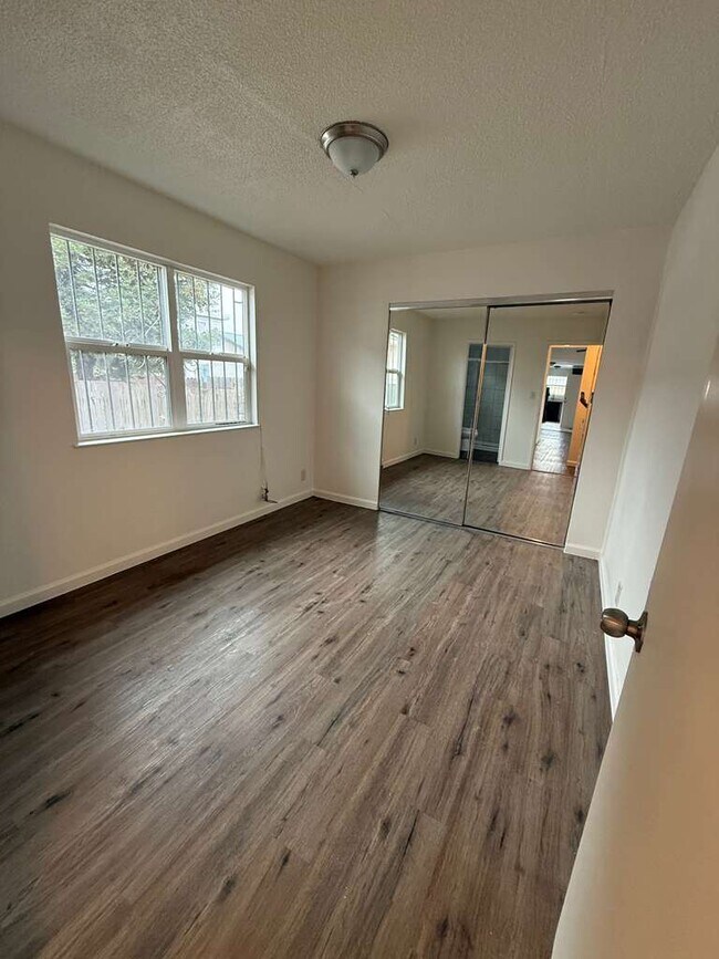 Building Photo - 560 3rd St