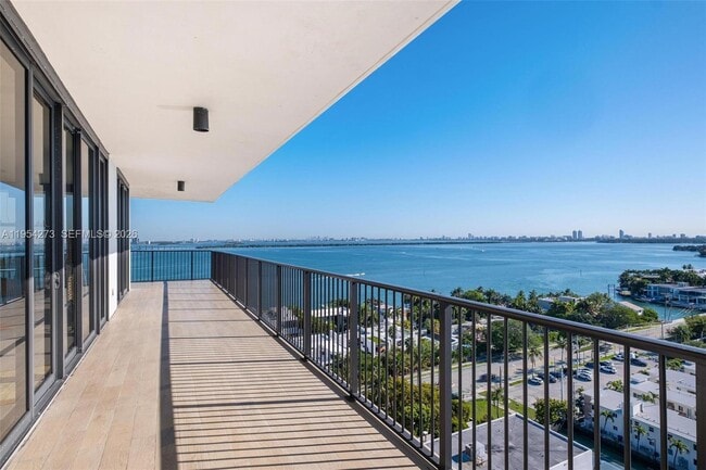 Building Photo - 1000 Venetian Way