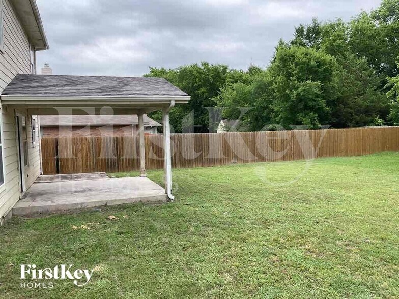 Building Photo - 3605 Smoketree Dr