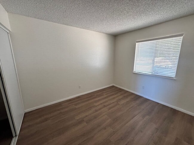 Building Photo - Remodeled 3+2 On Large Lot