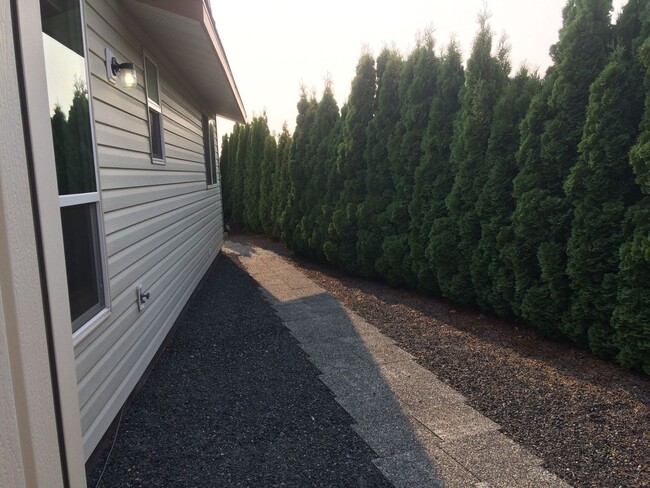 Building Photo - PENDING APPLICATIONS! Single Family Home i...