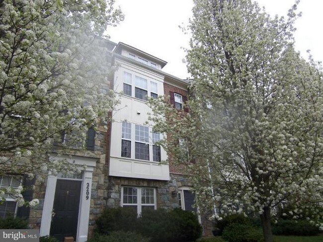 Building Photo - 2207 Kimball Pl