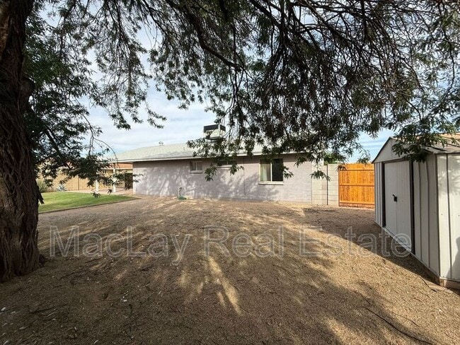 Building Photo - 2535 E Maryland Dr