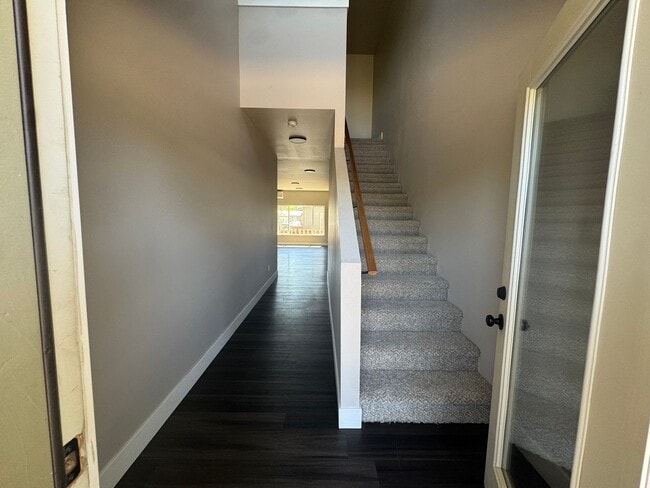 Building Photo - Modern 3 bedroom townhouse