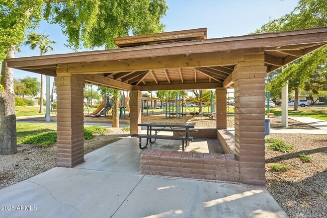 Building Photo - 15649 W Magnolia St