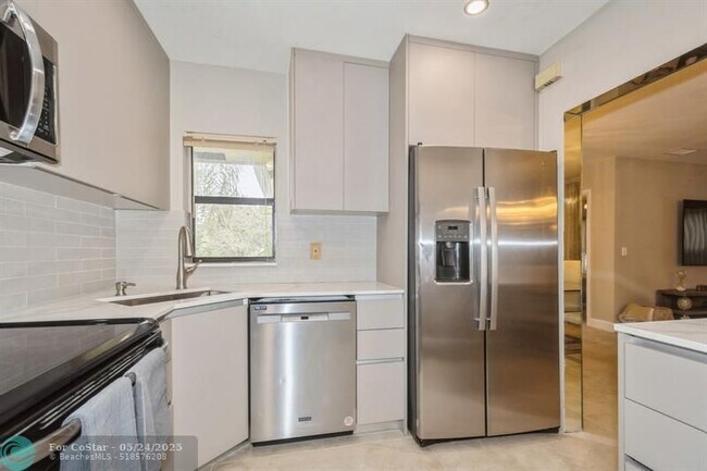Building Photo - 4485 Carambola Cir N