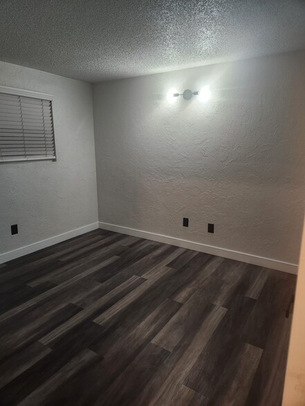 Building Photo - 307 NW Elm Ave