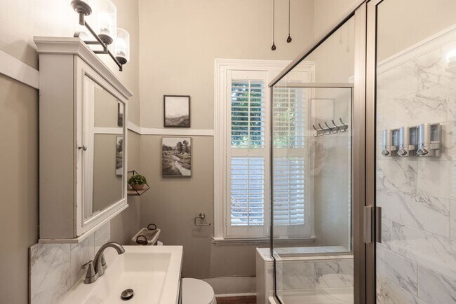 Building Photo - Downtown home walking distance to Mercer L...