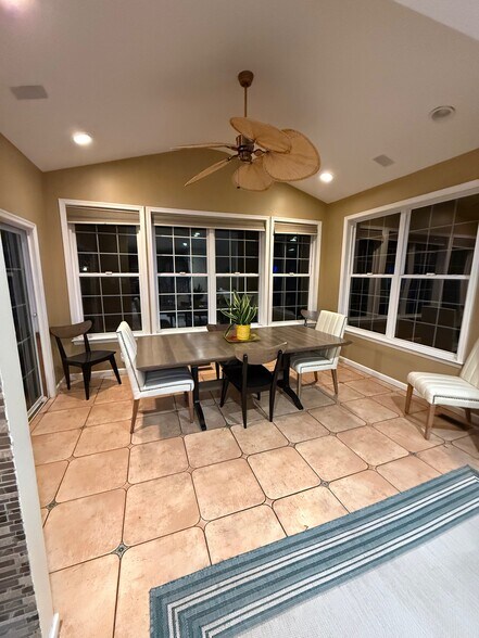 Sun Room - 1006 Glendevon Dr