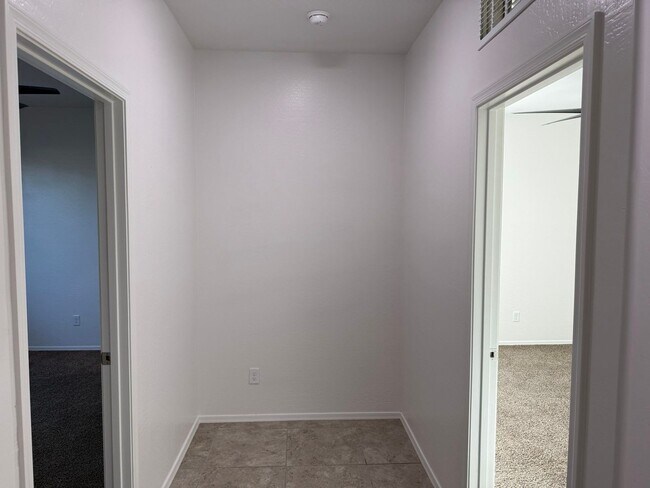Building Photo - 1086 W Avalon Canyon Dr