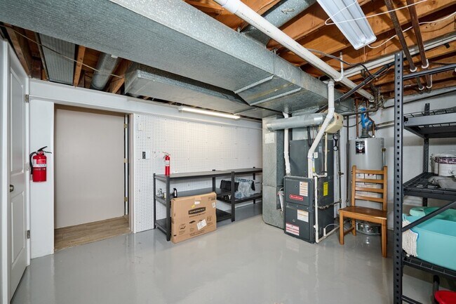Building Photo - 926 N Boxwood Dr