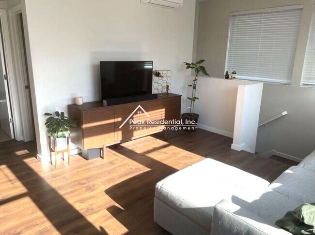Building Photo - Beautifully Updated 1bd/1ba Land Park Area Condo with 1 Car Garage!