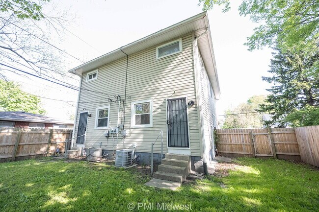 Building Photo - "Charming 3-Bed Duplex Gem in Indianapolis – Spacious 1300 Sq Ft Haven!"
