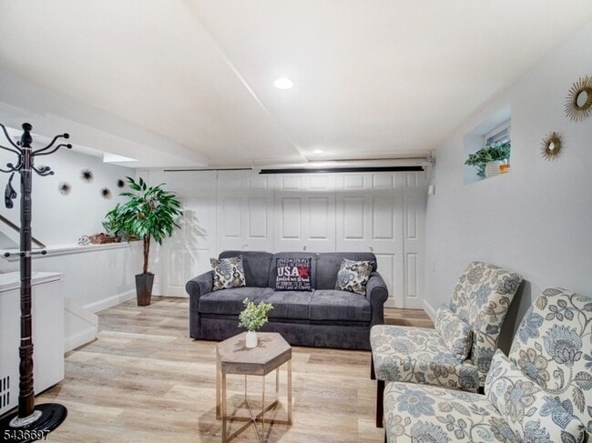 Building Photo - 605 Crescent Dr