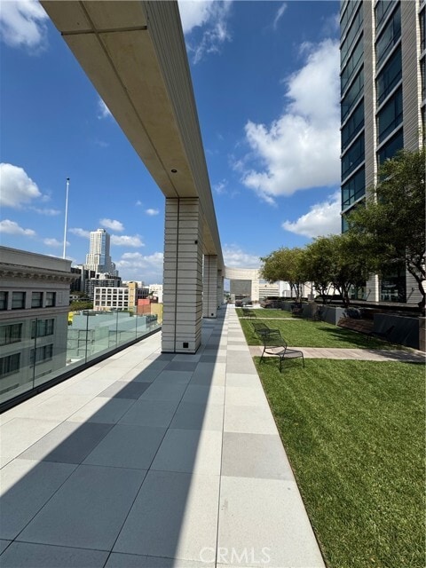 Building Photo - 400 S Broadway