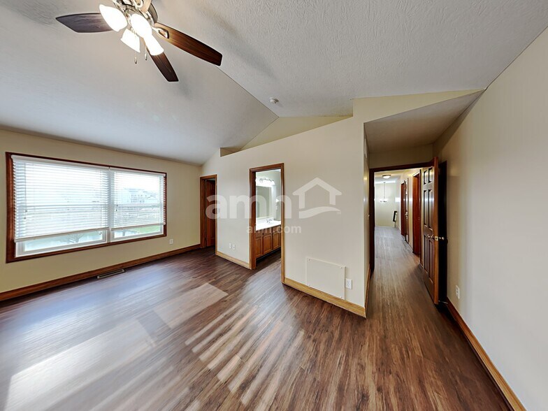 Building Photo - 811 Corylus Dr SW