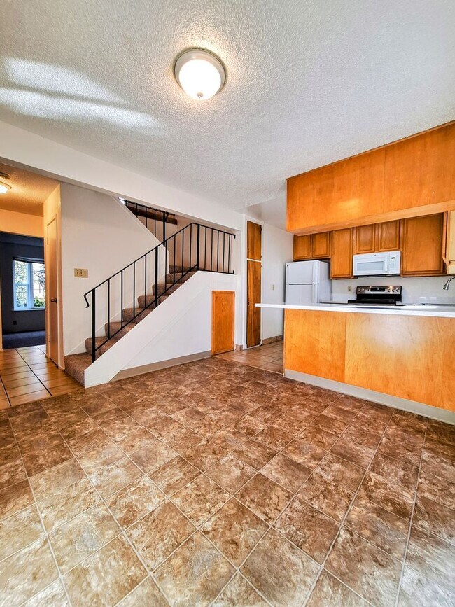 Building Photo - Refurbished 3bd Townhouse Style Apartment