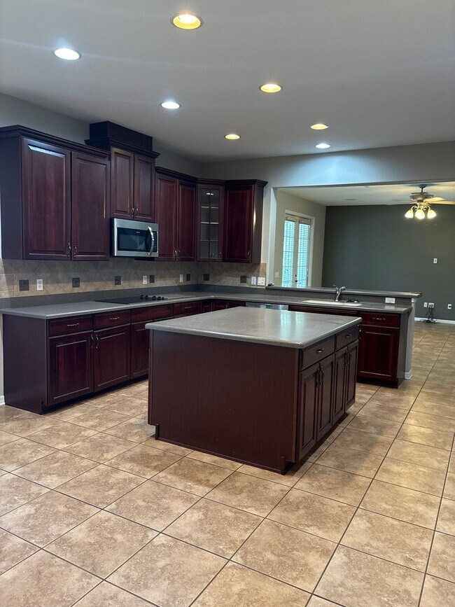 Building Photo - Stunning 6-Bedroom Pool Home in Desirable ...