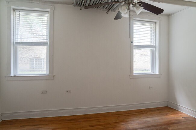 Building Photo - Albany Park - 1 Bed / 1 Bath, English Gard...