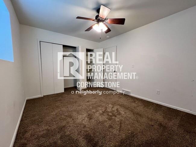 Building Photo - Move In Ready Townhome